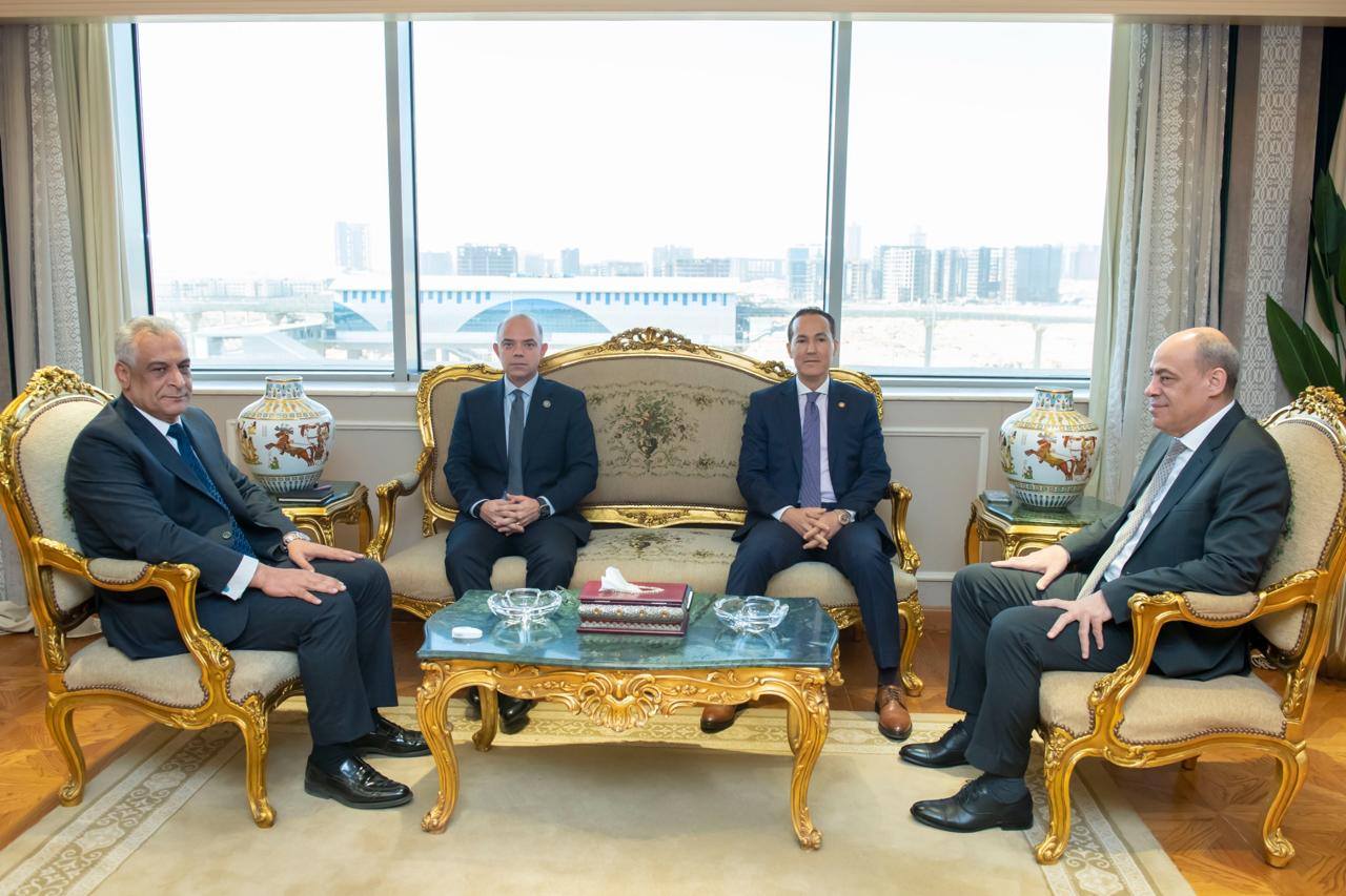 الحكومة تبحث تعظيم الاستفادة من محفظة أراضي الإنتاج الحربي