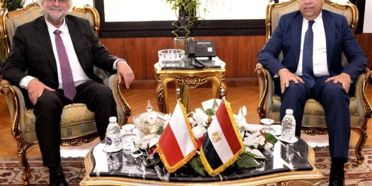 وزير الطيران يبحث مع سفير بولندا تعزيز الحركة الجوية والسياحية بين البلدين