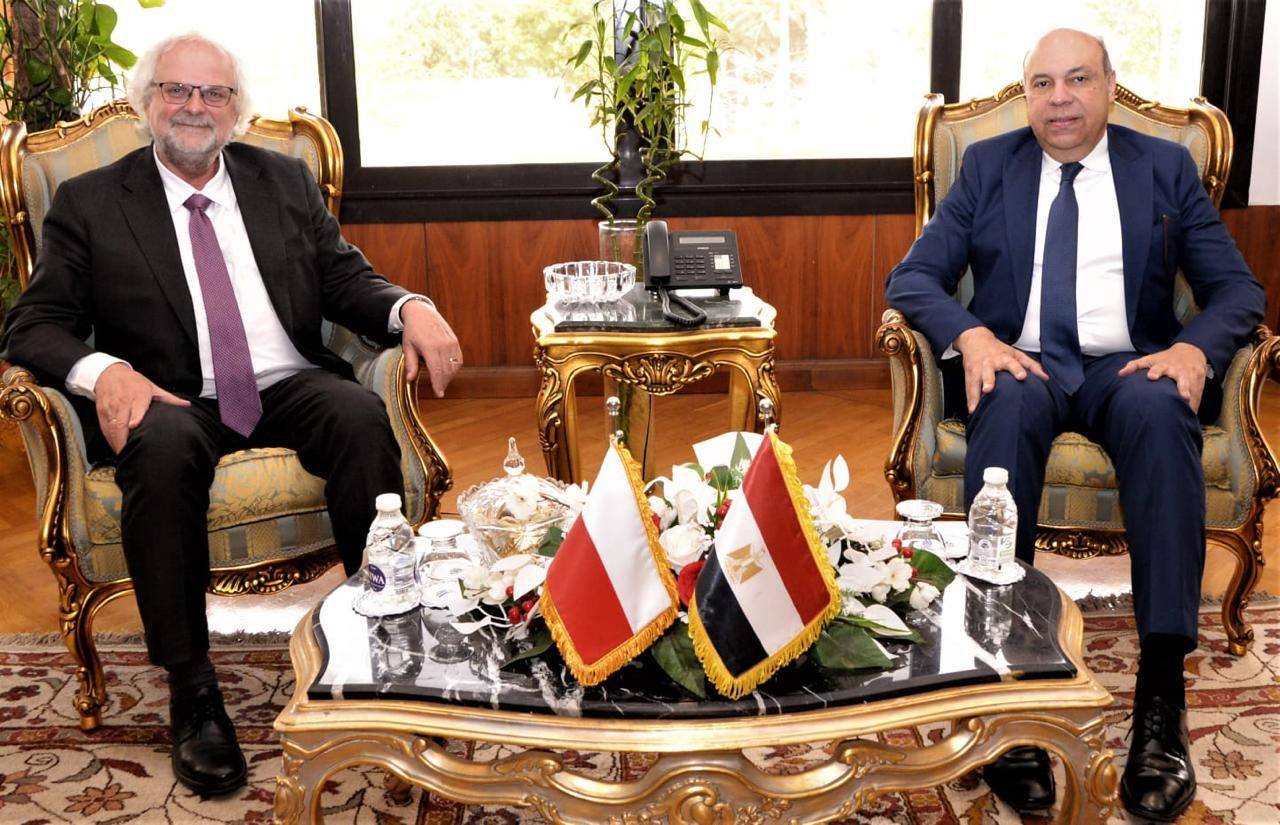 وزير الطيران يبحث مع سفير بولندا تعزيز الحركة الجوية والسياحية بين البلدين