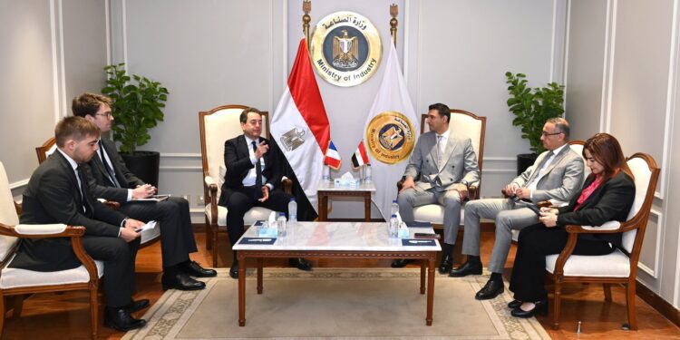 مصر وفرنسا تبحثان تعزيز التعاون الصناعي