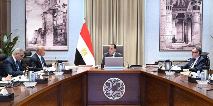 رئيس الوزراء يتابع الموقف التنفيذي لمشروعات قطاع الطرق