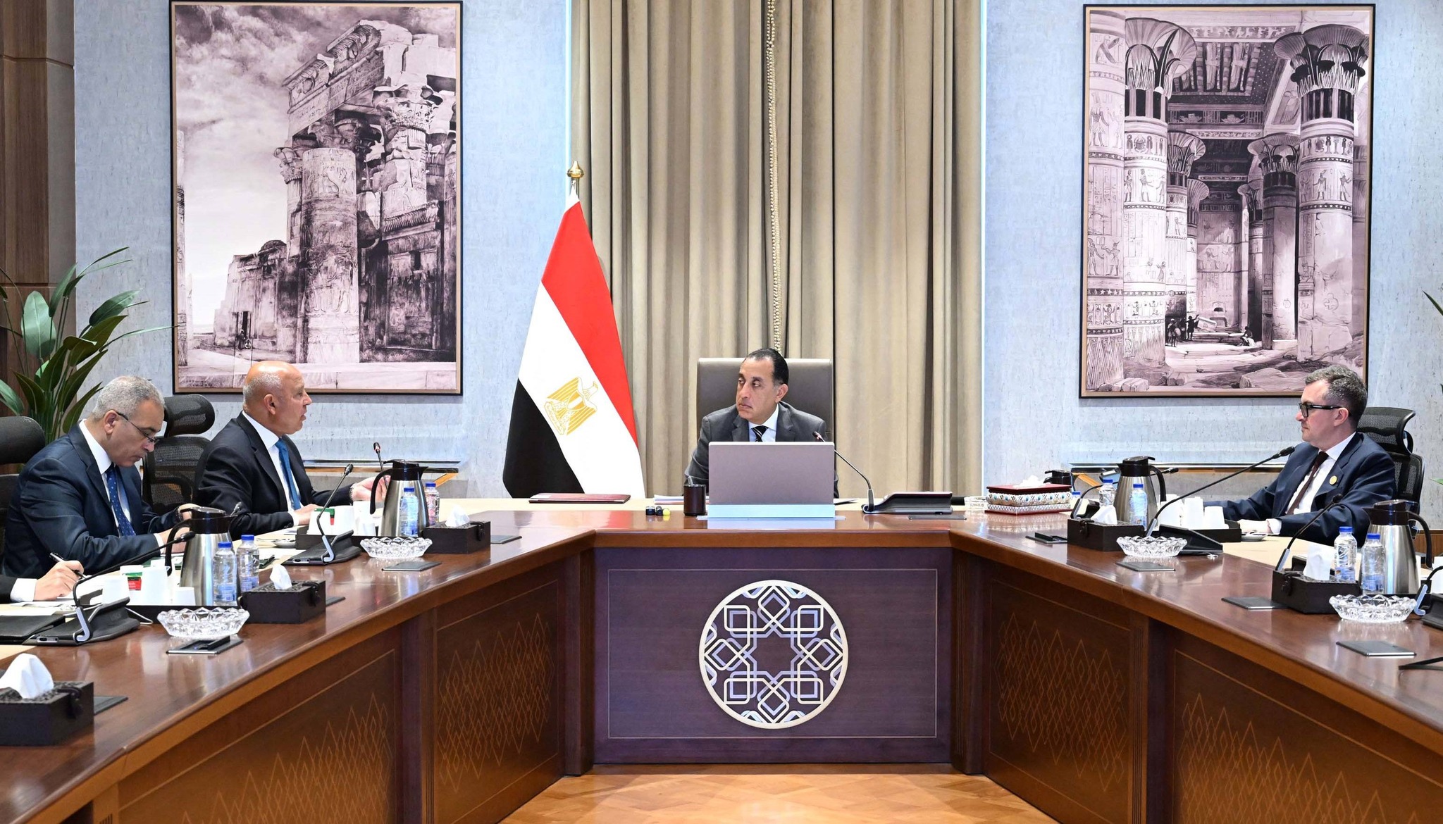 رئيس الوزراء يتابع الموقف التنفيذي لمشروعات قطاع الطرق
