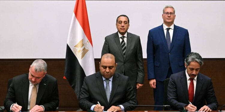 مصر تتعاون مع "إكسون موبيل" و"قطر للطاقة" لربط محطات إسالة الغاز بالاكتشافات القبرصية