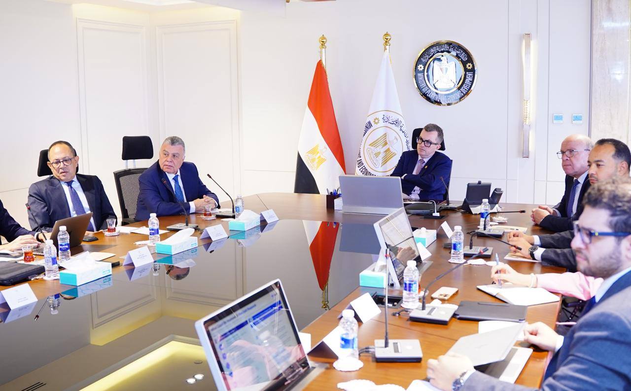 "التخطيط" تبحث سبل تيسير خدمات المدفوعات الإلكترونية