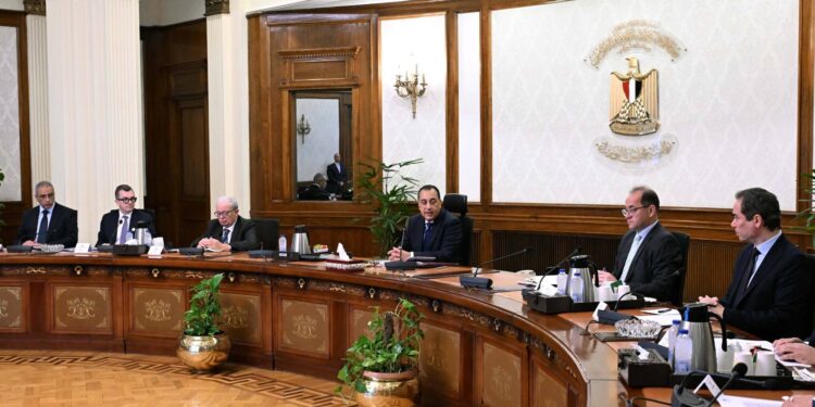 رئيس الوزراء يناقش خطة تطوير الهيئة الوطنية للإعلام وآليات تسوية مديونياتها