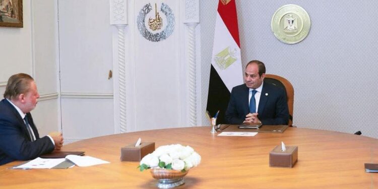 اجتماع الرئيس عبد الفتاح السيسي، مع حسن عبدالله محافظ البنك المركزي المصري، صورة أرشيفية.