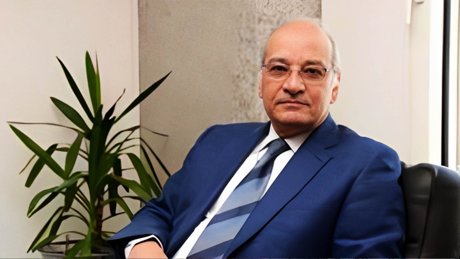 محمود أبوالعيون: الهبوط المرتقب للفائدة يجبر البنوك على الخروج من "عباءة الدين الحكومي"