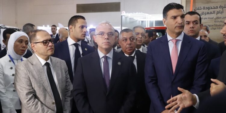 "الصناعة" و"الاستثمار" يفتتحان معرض الأهرام للنقل 2026