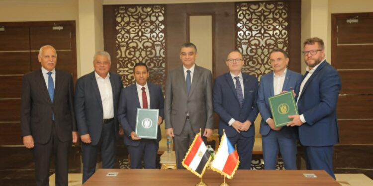 شراكة مصرية تشيكية لتوطين صناعة الأسرة الطبية