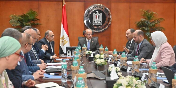 الحكومة تبحث زيادة صادرات المنتجات البيطرية وإضافات الأعلاف