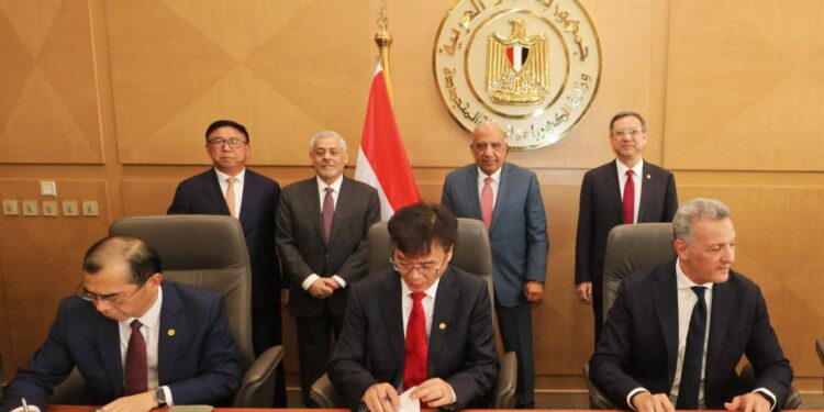 توقيع اتفاقيات لإقامة محطتين لتخزين الطاقة في "الزعفرانة" و"بنبان".. ومصنع لأنظمة البطاريات