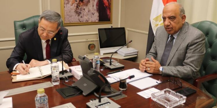"الكهرباء" تبحث مع مستثمرين صينيين تعزيز التعاون في مجالات الطاقة المتجددة