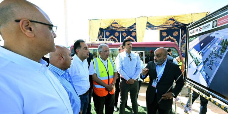 رئيس الوزراء يتفقد مجمع ألستوم الصناعي بمدينة برج العرب الجديدة