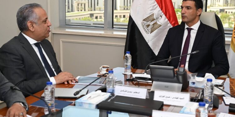 وزير الصناعة يبحث سبل تعزيز التعاون الصناعي بين مصر والدول الإفريقية