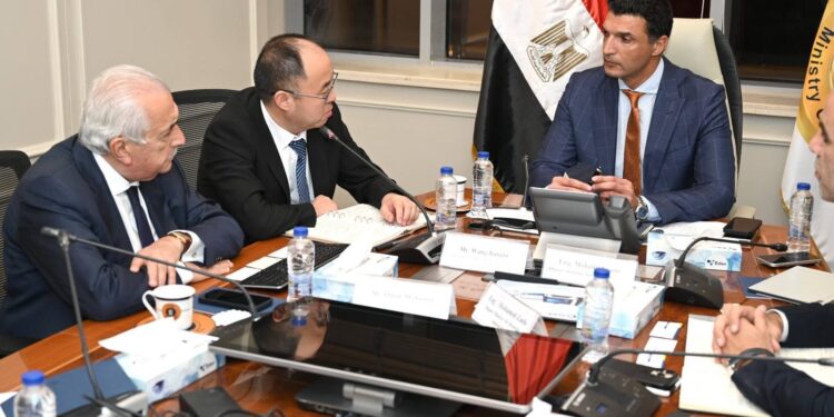شركة صينية تخطط لاستثمار 550 مليون دولار في صناعة الإطارات بمصر