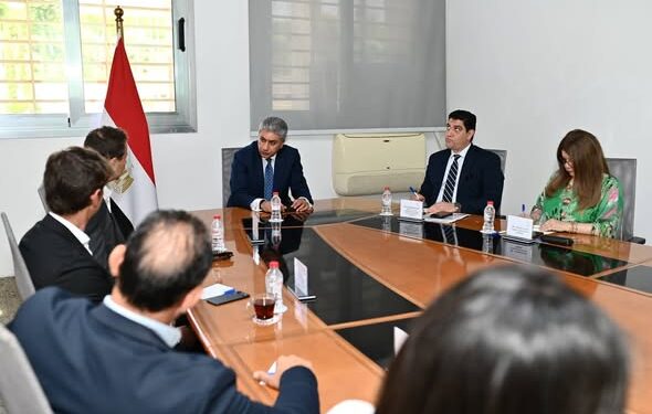 وزير السياحة يبحث مع "مصر إيطاليا العقارية" التوسع في الاستثمار الفندقي