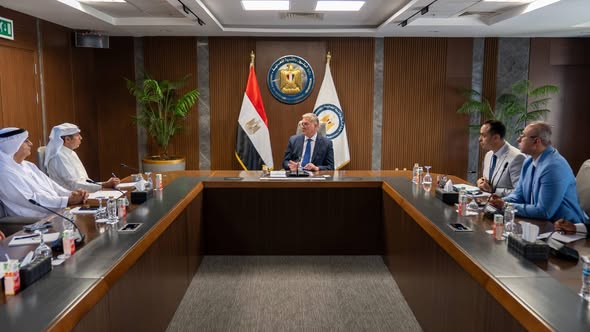 "البترول" تبحث تعزيز التعاون مع "إينوك" الإماراتية في مجال وقود الطائرات