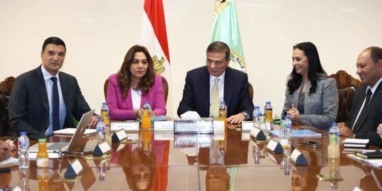 الحكومة تبحث آليات تنفيذ مبادرة "القرية المنتجة"