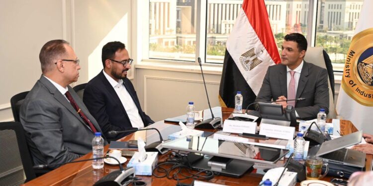وزير الصناعة يبحث الخطط التوسعية لـ "جوتن للدهانات" في مصر
