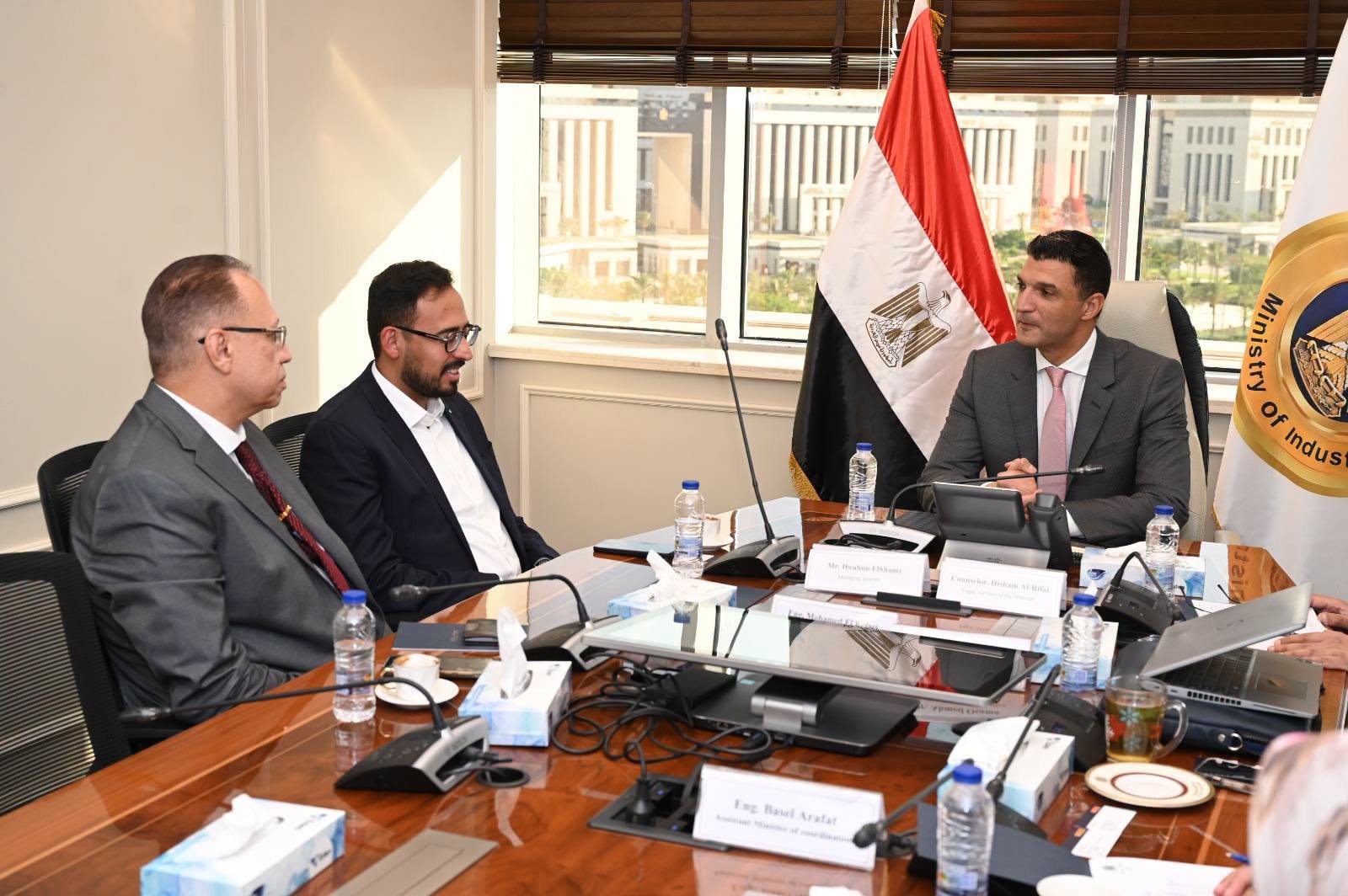 وزير الصناعة يبحث الخطط التوسعية لـ "جوتن للدهانات" في مصر