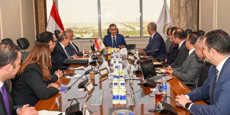 "التموين" تبحث مع "فودافون مصر" التعاون في تنفيذ مشروع "CARRY ON"