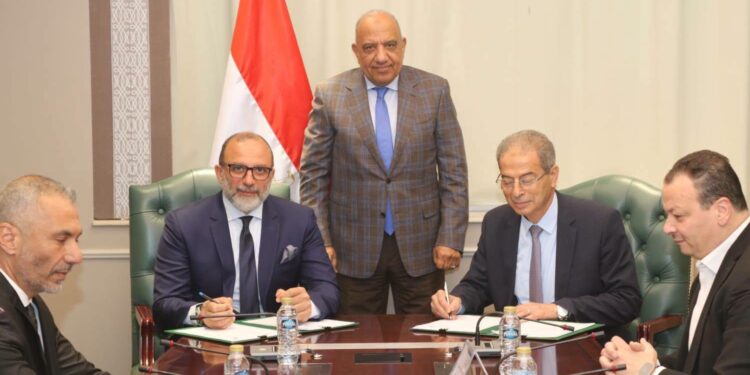 بروتوكول تعاون لإحلال العدادات التقليدية بأخرى ذكية في مواقع "اتصالات مصر"