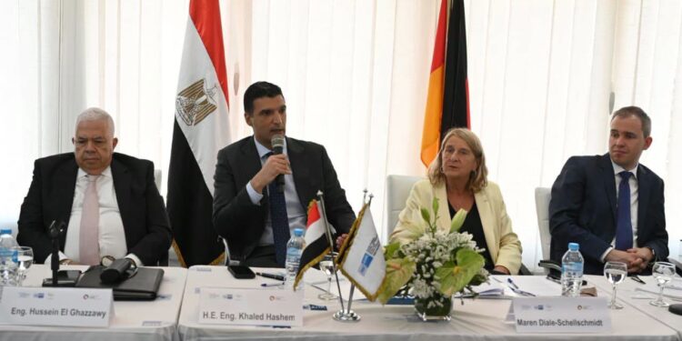 وزير الصناعة: التطوير الصناعي منخفض الكربون بمصر ضرورة اقتصادية استراتيجية