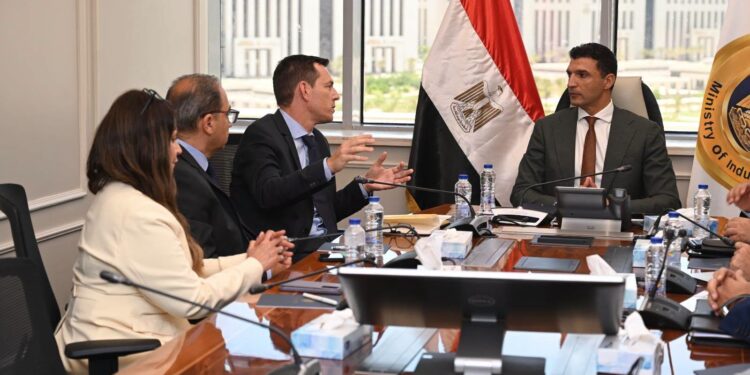 وزير الصناعة يبحث خطط "شنايدر إلكتريك" للتوسع في السوق المصرية