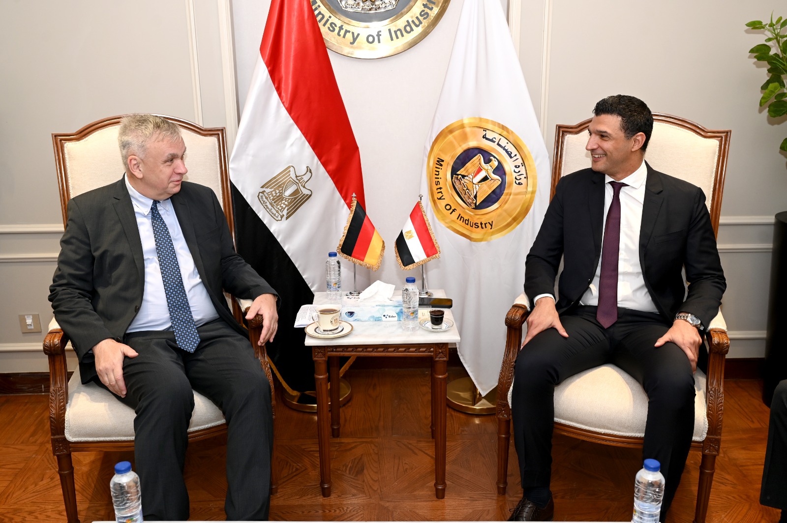 وزير الصناعة يبحث مع سفير ألمانيا توطين صناعة السيارات فى مصر