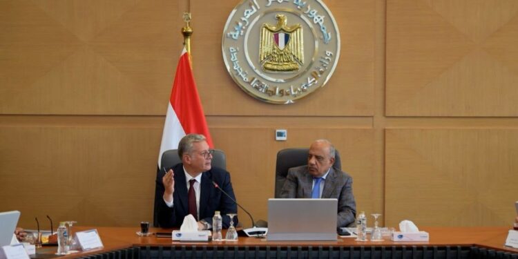 الكهرباء والبترول تبحثان خطة مواجهة رفع الأحمال خلال الصيف