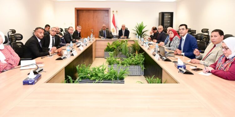 الحكومة تبحث التوسع في استخدام الطاقة الشمسية بمنشآت الري