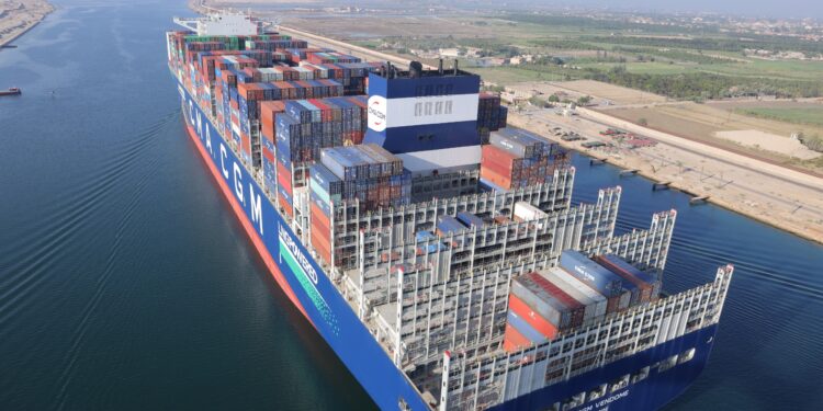 قناة السويس، تشهد عبور سفينة الحاويات العملاقة CMA CGM VENDOME
