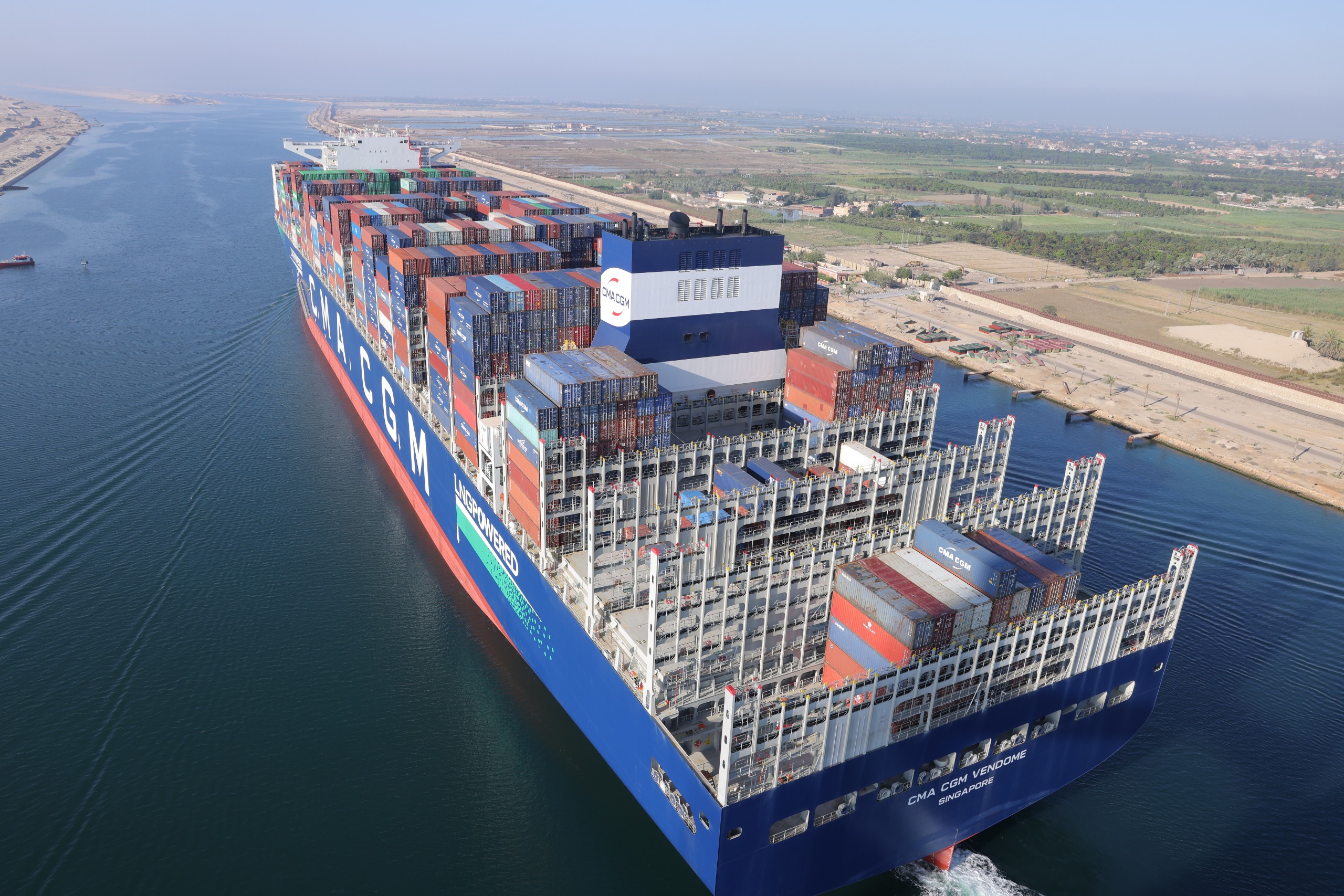قناة السويس، تشهد عبور سفينة الحاويات العملاقة CMA CGM VENDOME