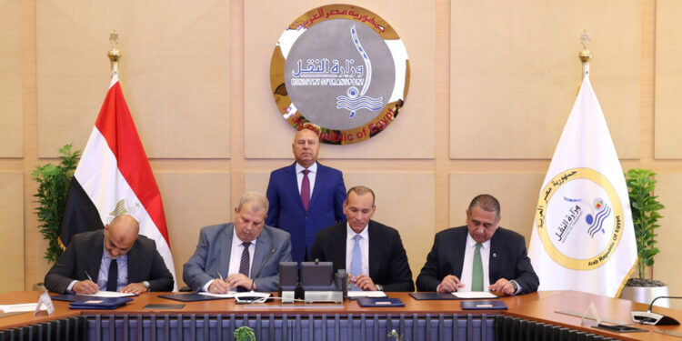 "النقل": توقيع عقود لإنشاء وتطوير بعض خطوط السكة الحديد ونظم الإشارات