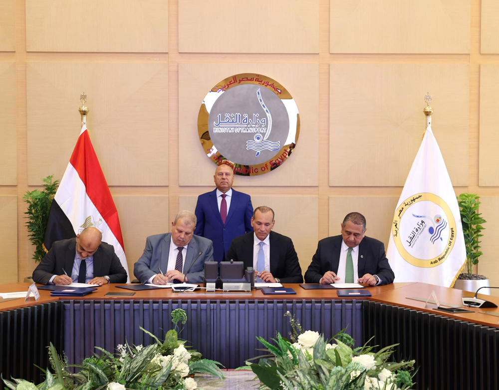 "النقل": توقيع عقود لإنشاء وتطوير بعض خطوط السكة الحديد ونظم الإشارات