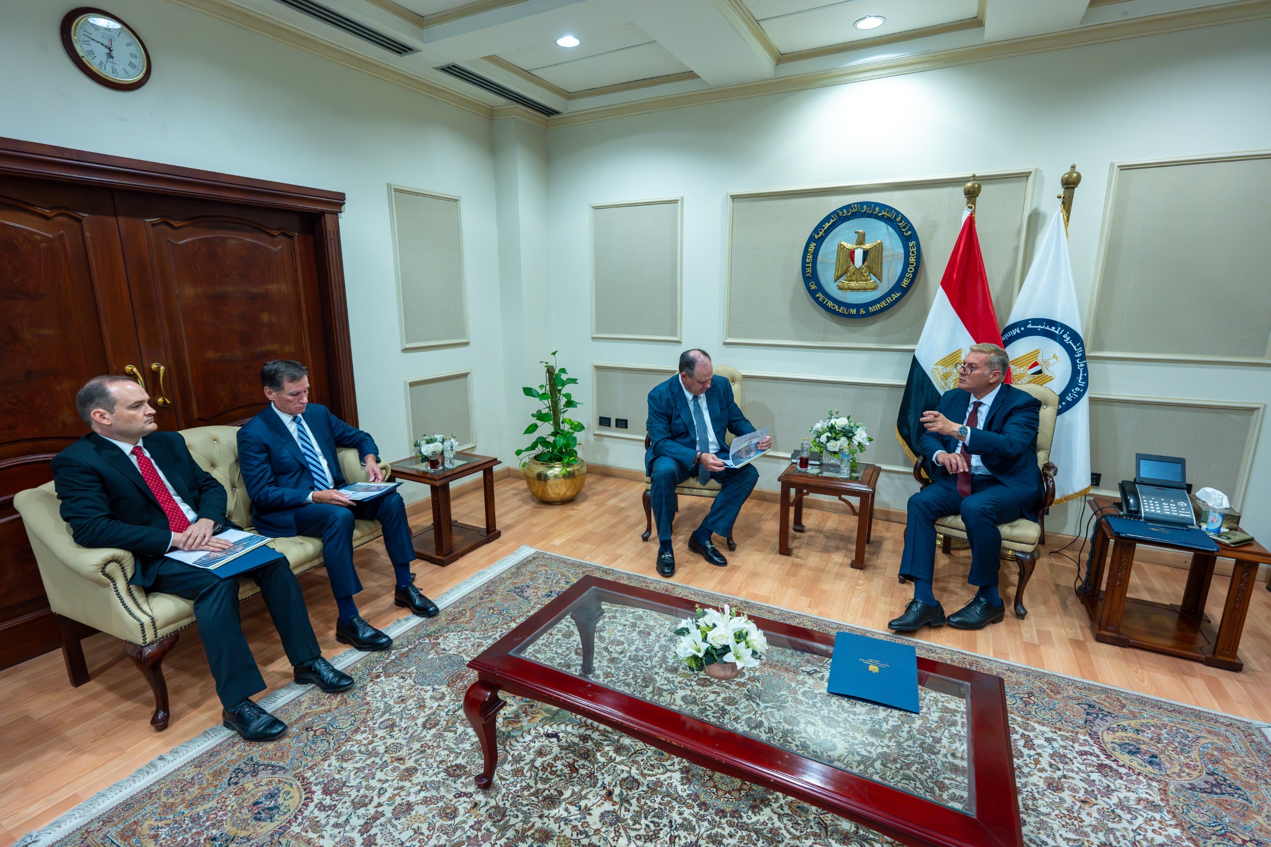 وزير البترول يبحث مع “أباتشى” التعاون فى خطط الاستكشاف والإنتاج بالصحراء الغربية