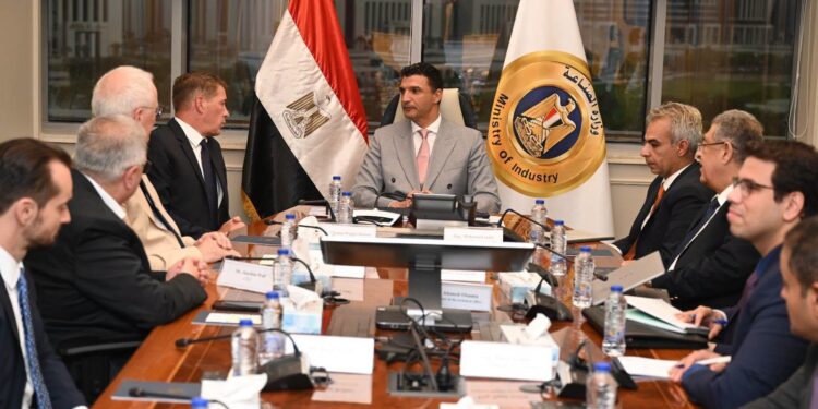 الحكومة تبحث مع "مرسيدس-بنز إيجيبت" خطط توسعها في صناعة السيارات بمصر