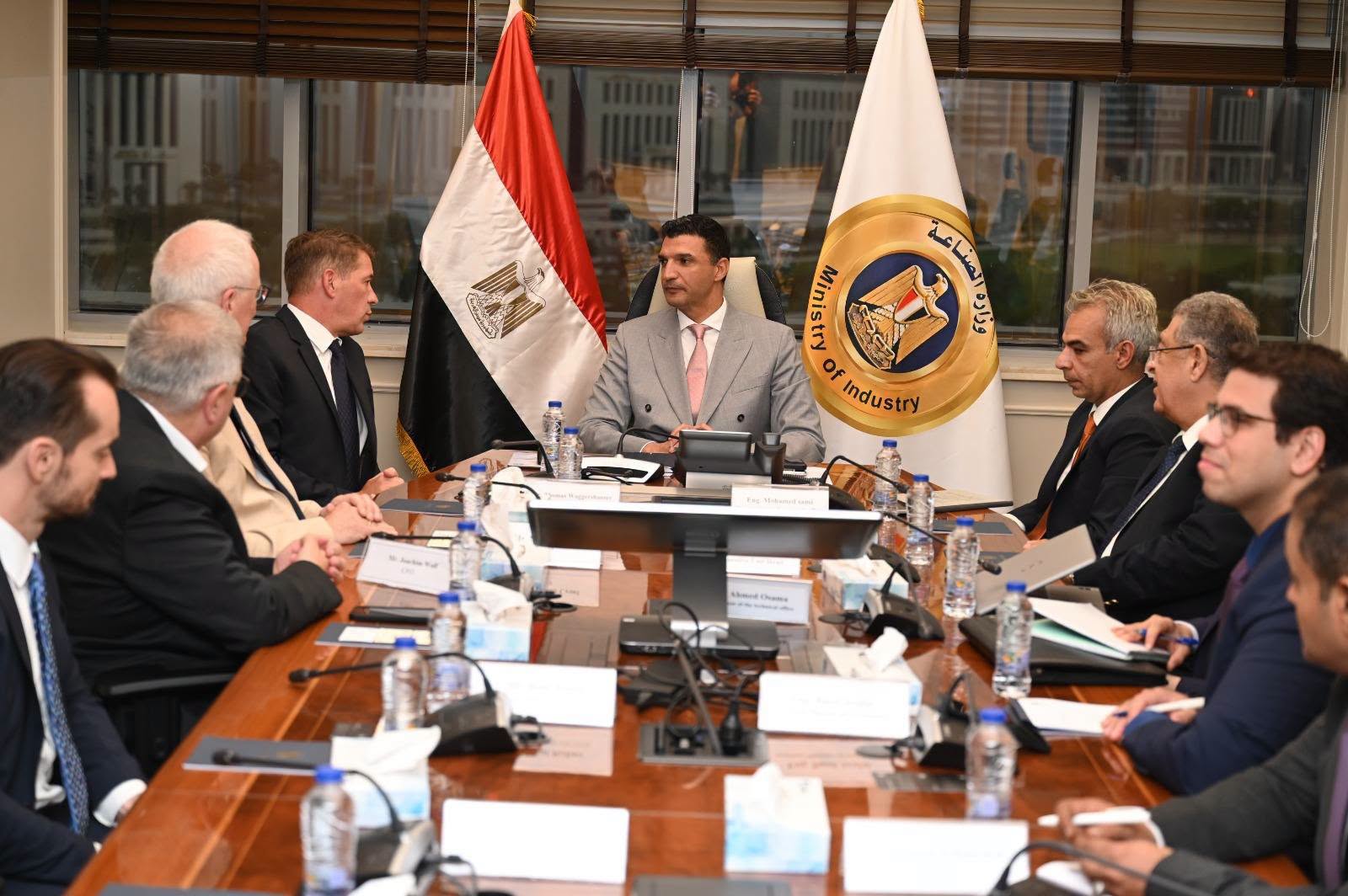 الحكومة تبحث مع "مرسيدس-بنز إيجيبت" خطط توسعها في صناعة السيارات بمصر
