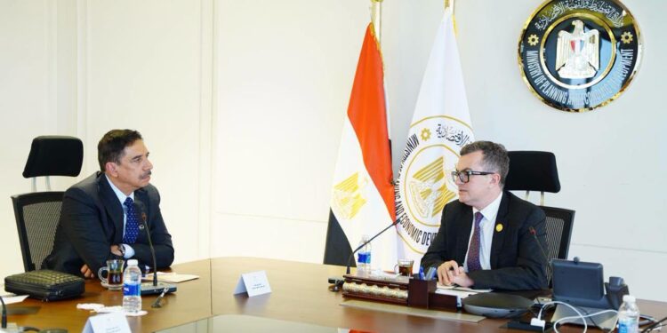 "التخطيط" تبحث مع "موانئ دبي" تعزيز التعاون في مجالات اللوجستيات