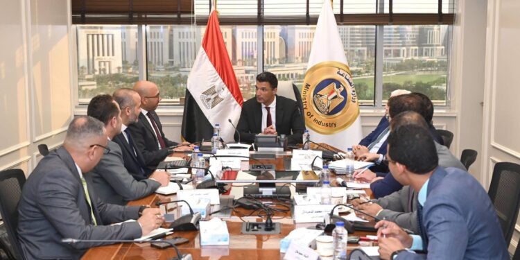 وزير الصناعة يبحث الخطط التوسعية لـ"ABB مصر" للصناعات الكهربائية