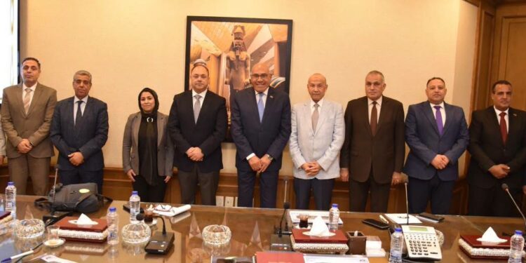 "تنمية الصعيد" تبحث مع "العربية للتصنيع" دعم مشروعات التنمية بالصعيد