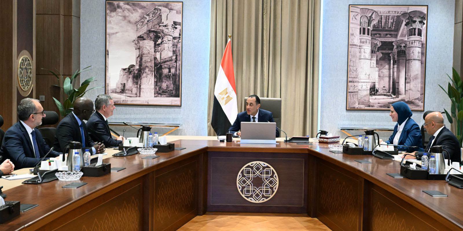 رئيس الوزراء يلتقى العضو المنتدب وكبير مسئولى المعرفة بمجموعة البنك الدولى