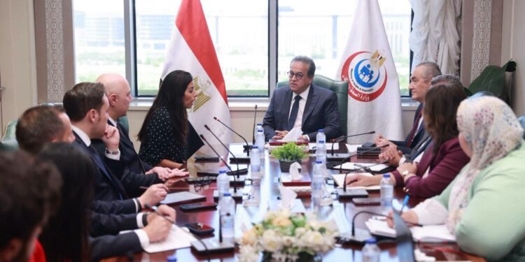 "الصحة" تبحث تنفيذ المدينة الطبية بالتعاون مع القطاع الخاص والبنك الأوروبي