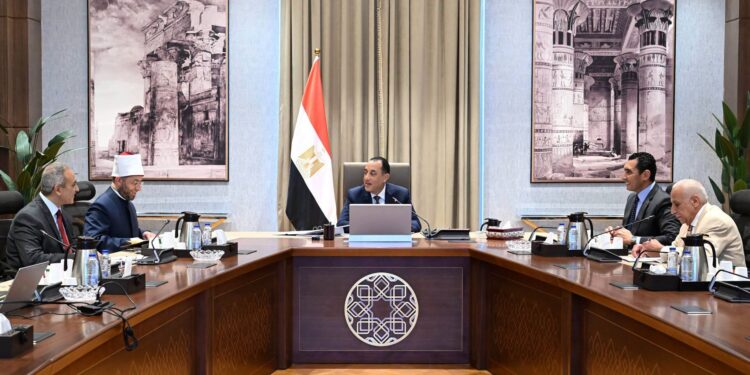 الحكومة تناقش الحلول المقترحة لأرض نادي الزمالك التابعة للأوقاف