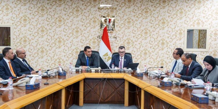 الحكومة تبحث الآليات التنفيذية لإطلاق مبادرة "اقتصاد الشباب"