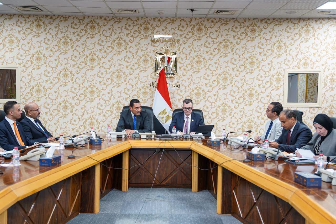 الحكومة تبحث الآليات التنفيذية لإطلاق مبادرة "اقتصاد الشباب"