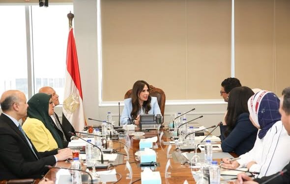 "الإسكان" تبحث مع مؤسسة التمويل الدولية التعاون في مشروعات تحلية مياه البحر