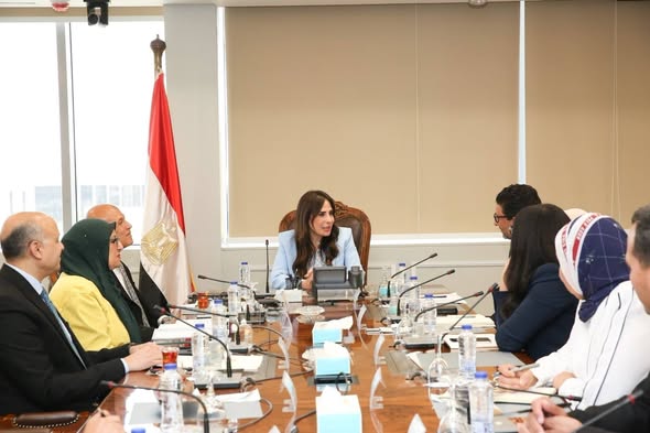 "الإسكان" تبحث مع مؤسسة التمويل الدولية التعاون في مشروعات تحلية مياه البحر
