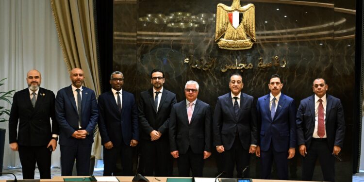 "دي بي ورلد السخنة" توقع 3 عقود لتقديم خدمات التخزين باقتصادية قناة السويس