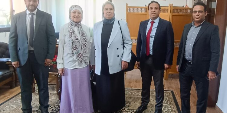 الحكومة تبحث تعزيز استخدام الطاقة المتجددة في إنارة إعلانات الطرق
